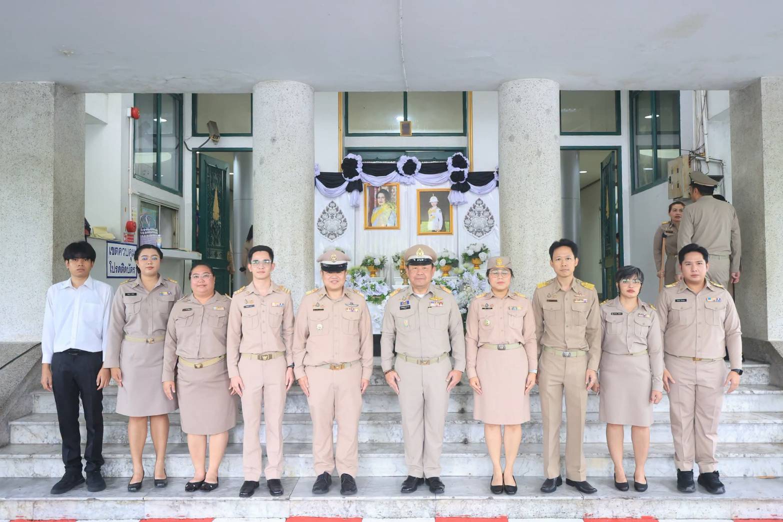 title - เจ้าหน้าที่ศูนย์​การเรียนรู้​เพื่อ​การปฏิรูป​ที่ดิน ร่วมร้องเพลงชาติเนื่องในวันพระราชทานธงชาติไทย 28 กันยายน (Thai National Flag Day) ครบรอบ 109 ปี 28 กันยายน 2569